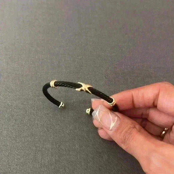 Black enamel bracelet with gold detail - Picture 2 of 3